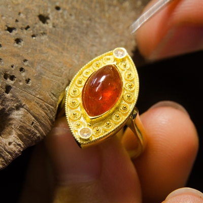 Anello d´oro con spessartite e diamanti