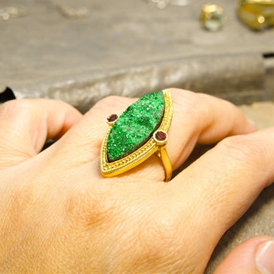 Gold ring with uvarovite and garnets