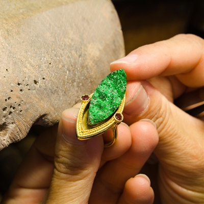 Gold ring with uvarovite and garnets